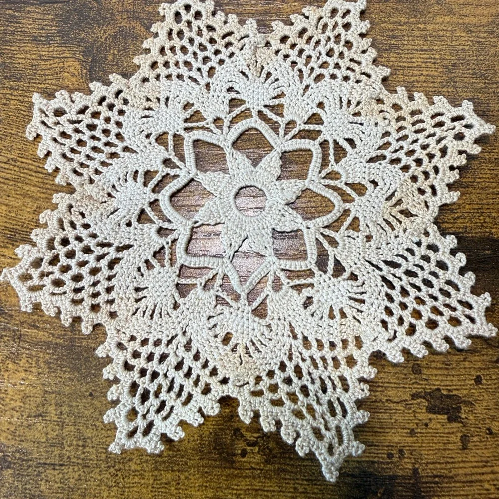 2 VTG Hand Crocheted Lace Doilies Cream Starburst‎ Floral 4-5